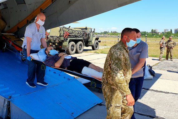 В Одесі зустріли борт з пораненими з Донбасу 