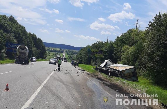 На автодороге Киев-Чоп возле Львова столкнулись 4 авто. Один из водителей погиб