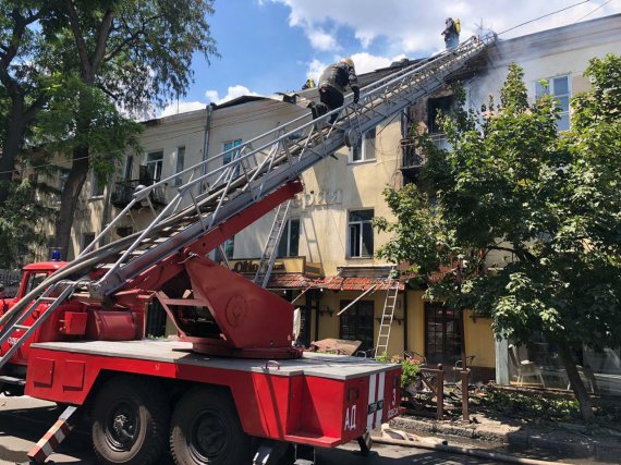 В Одесі у 3-поверховому житловому будинку по вул. Буніна, 35 спалахнула масштабна пожежа
