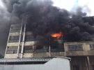 Огонь охватил 3-ий и 4-ый этажи четырехэтажного производственного здания