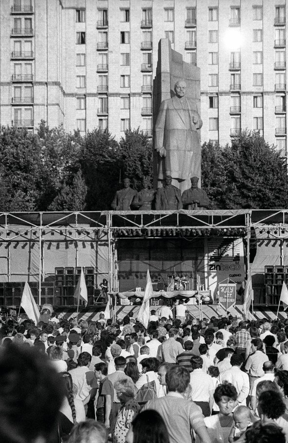 Люди зібралися біля сцени на площі Жовтневої революції у столиці для відзначення Дня Незалежності 16 липня 1991 року. Тоді свято пов’язували з Декларацією про державний суверенітет України, яку ухвалили цього дня 1990-го. Наступного року дату перенесли на 24 серпня через появу Акта проголошення незалежності України