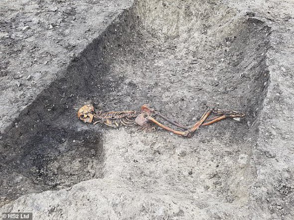 Археологи розкопали канаву зі скелетом людини, яку вбили понад 2 тис. років тому