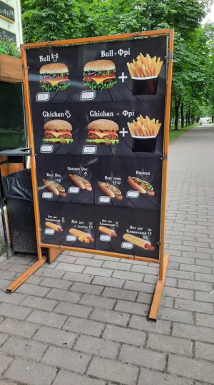 У "кафе на колесах" стандартний гамбургер пропонують від 80 грн.