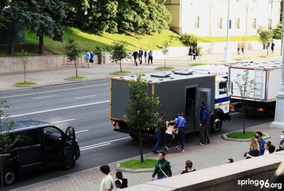 В Беларуси на стихийных акциях в поддержку претендентов в президенты, которых ЦИК не зарегистрировала кандидатами, правоохранители задержали более 220 человек