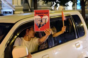 Жінка тримає фотографію губернатора Хабаровського краю Сергія Фургала під час акції протесту проти його затримання. 12 липня 2020 року, Хабаровськ, Росія