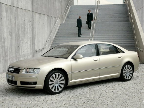 Седан Audi A8 второго поколения 2002 года выпуска