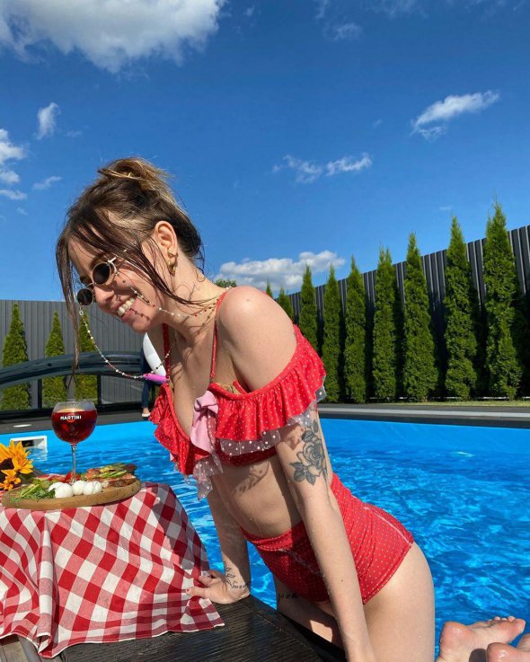 Импровизированная фотосессия Дорофеевой в бассейне.