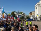 Многие люди в масках, однако дистанцию соблюдать людям трудно, толпа переполнил площадь