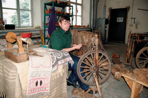 Володимир СТАДНИК, 55 років, майстер народних промислів. Народився 9 листопада 1964-го в Черкасах. Батько був водієм, мати працювала у сфері громадського харчування. У черкаському училищі вивчився на столяра-паркетника. Після армії закінчив Черкаський політехнічний інститут за фахом хіміка-технолога. І Черкаський національний університет імені Богдана Хмельницького за напрямком ”соціальна робота”. Очолює Спілку народних художніх промислів. Досліджує, як жили наші пращури. Відновлює старовинні побутові речі. Любить борщ. Подобаються історичні фільми. Улюблена книжка – ”Про людину, її розумові здібності та її виховання” француза Клода Адріана  Гельвеція. Самотній. Виховав сина 32-річного Андрія та доньку 29-річну Марію. Має трьох онуків