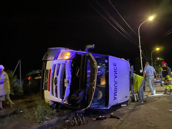  В Ужгороде BMW влетел  в автомобиль "скорой", который в это время выезжал со станции на вызов. В результате столкновения травмированы 5 человек