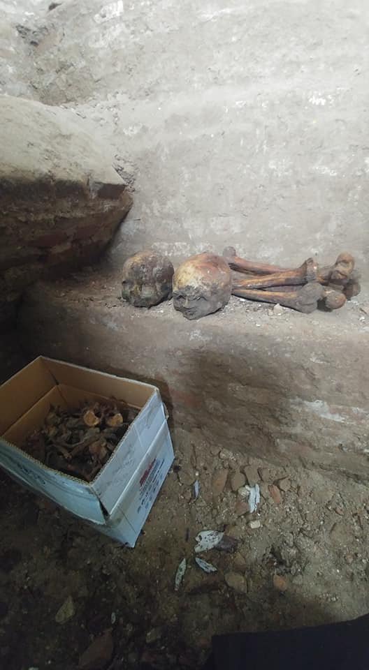 Под полом церкви на Глуховщине обнаружили черепа и множество костей