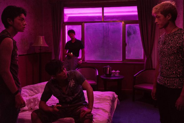 Китайская гангстерская драма "Озеро диких гусей" рассказывает о лидере банды байкеров, который вынужден бежать от правоохранителей и своих бывших напарников после убийства полицейского. Фильм показывают в украинских кинотеатрах с 16 июля