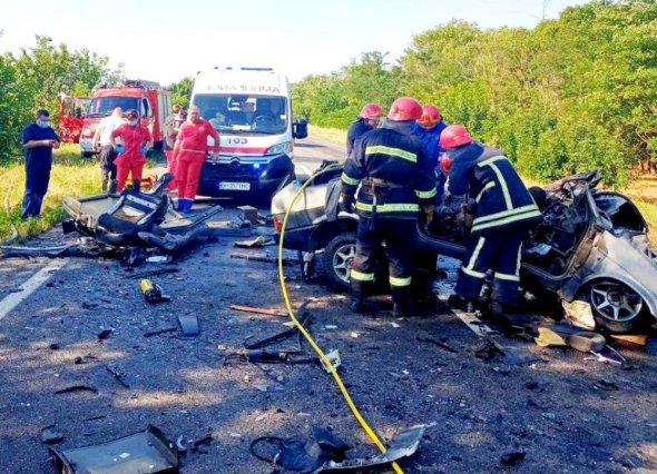 Загиблих із понівечених авто звільняли рятувальники