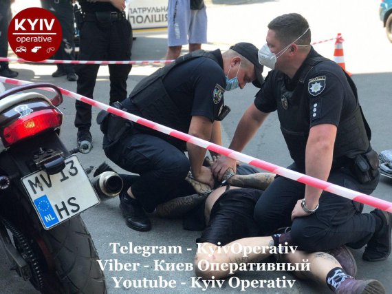 У Києві затримали п'яного озброєного чоловіка за викрадення мотоцикла