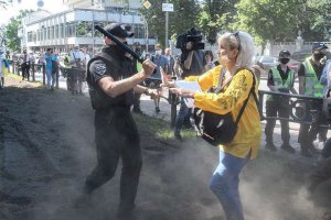 Учасники протестують проти законопроєкту Максима Бужанського щодо мови навчання у школах. Фото: Владислава Мусієнка / unian.ua