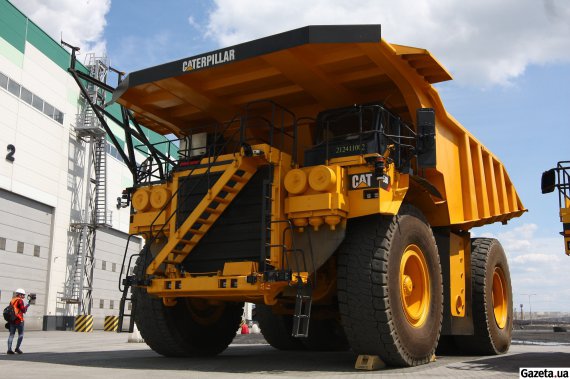 Самосвал Caterpillar-793 способен перевозить 220 тонн груза. Такие машины работают в Еристовском карьере. Их полностью автоматизируют. Будут ездить без водителей