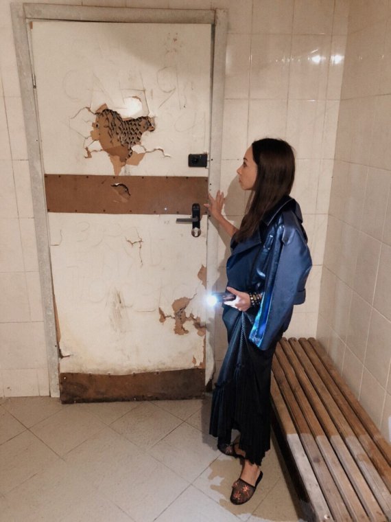 Екатерина Кухар показывает давно не ремонтированные стены Хореографического училища
