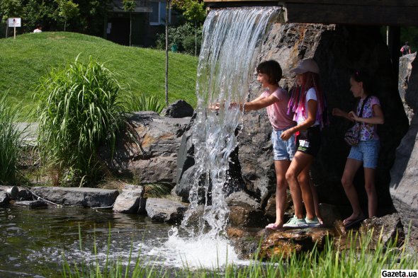 Дети играют возле фонтана-водопада в центре Горишних Плавней. Фонтан - часть сквера, который в городе открыли в прошлом году. 16 миллионов гривен выделил главный акционер группы Ferrexpo Константин Жеваго