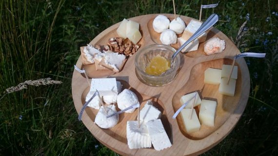 Дегустационная тарелка для туристов обходится в 250 грн. Сюда входит 9 видов сыра, мед и вино из черники или калины