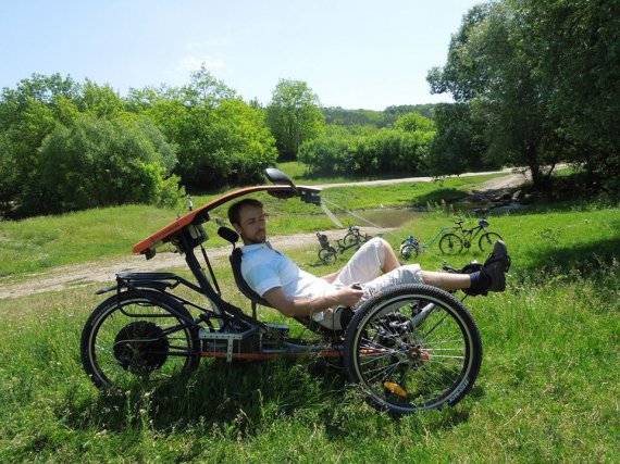 Михаил Девдера из села Качковка Ямпольского района Винницкой области испытывает оснащен электродвигателем трехколесный велосипед
