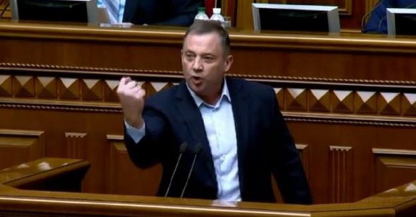 Ярослав Дубневич показывает дулю с трибуны парламента. 31 октября 2019 года.