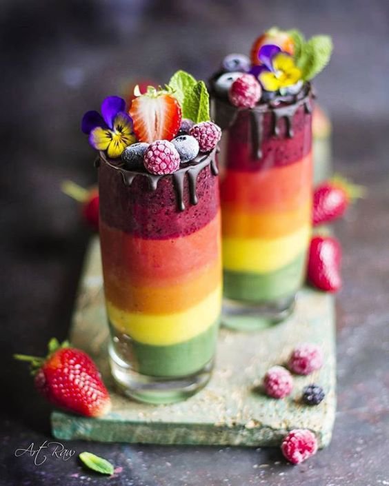 Тренд літа: яскраві десерти подають у склянках