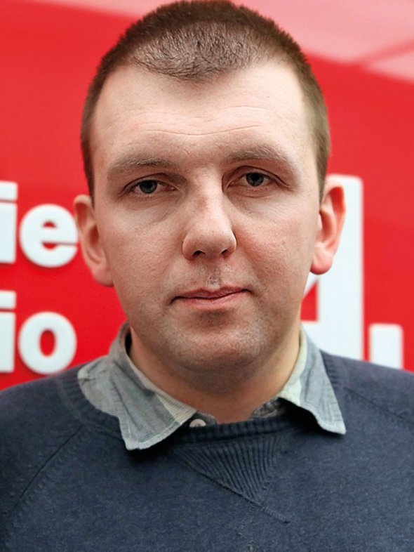 Даріуш МАТЕРНЯК, 34 роки, журналіст, аналітик, експерт з міжнародних відносин. Народився 20 вересня 1985-го в місті Березів. Мати – лаборантка в поліклініці, батько – викладач безпеки життєдіяльності у школі. Обом по 62 роки, працюють. Баба по батьковій лінії родом із Тернополя, там живе частина рідні. Закінчив Інститут міжнародних відносин Варшавського університету за спеціальністю ”безпека і міжнародні відносини”. Захистив докторську дисертацію у Вищій школі поліції в Щитні про реформу українських правоохоронних органів у 2014–2018 роках. Працював журналістом, редактором відділу закордонної політики на порталі закордонних справ psz.pl. Понад 10 років досліджує польсько-українські відносини. 2012-го створив польсько-український портал Рolukr.net. За рік – Центр досліджень ”Польща – Україна”. Дружина 34-річна Кінга, програмістка. Синові Войцеху 3 роки. Любить рок-музику 1980-х, художню літературу, історію, військову авіацію, спортивну і мисливську стрільбу. Живе у Варшаві