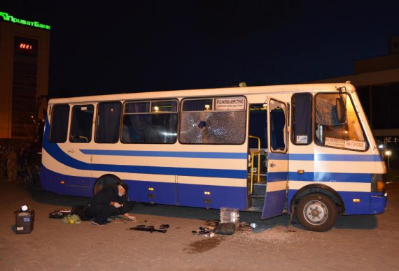 После освобождения заложников в разбитом автобусе всю ночь работали эксперты криминалисты