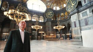 Президент Туреччини Реджеп Таїп Ердоган оглядає оновлену мечеть Святої Софії в Стамбулі 20 липня