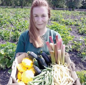 Фермерка Юлія Ворощук орендує 19 гектарів землі в селі Райківщина Яготинського району на Київщині. Десять гектарів засадила ревенем. Також вирощує органічні овочі 