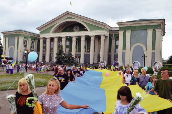 Місцеві жителі зустрічали визволителів із національною символікою