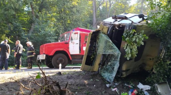 Поліцейські розслідують обставини автопригоди, у якій загинули люди