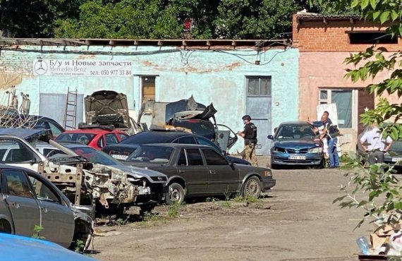 Підозрюваний з заручником зник на авто