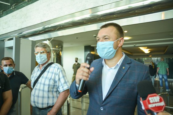 Портовики мітингують під МІУ, вимагаючи пояснень щодо двох російських буксирів в Чорноморському порту