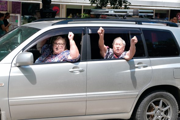 Жінки в автомобілі підтримують акцію протесту проти затримання губернатора Сергія Фургала 11 липня 2020 року, Хабаровськ, Росія. Цього дня на вулиці вийшли від 12 до 35 тисяч осіб, за різними оцінками. Мітинг став наймасовішим в історії міста