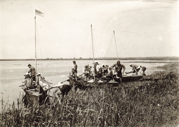 У 1930 роках у Луцьку проводили перегони на човнах біля пристані на річці Стир. Тоді на Волині судноплавними були також Іква, Прип’ять, Турія, Горинь, Случ