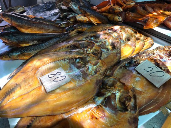 Рыба - один из самых популярных товаров на рынках Арабатской стрелки. Сушеная, вяленая, копченая - отдыхающие смогут найти любой товар на свой вкус