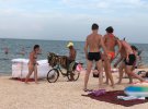 Узбережжям Азовського моря традиційно ходять торговці. Пропонують купувати пахлаву, креветки, рибу, кукурудзу