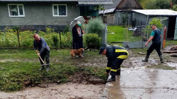 На Закарпатті розлилися річки і знову підтопили села. Фото: ДСНС