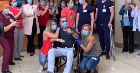 Грега Гарфілда вивозять з лікарні під оплески медиків