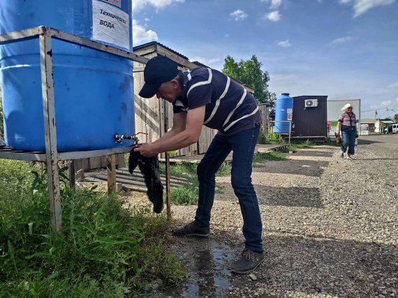 Бойовики не пускають людей додому, ті вимушені жити на автобусній зупинці