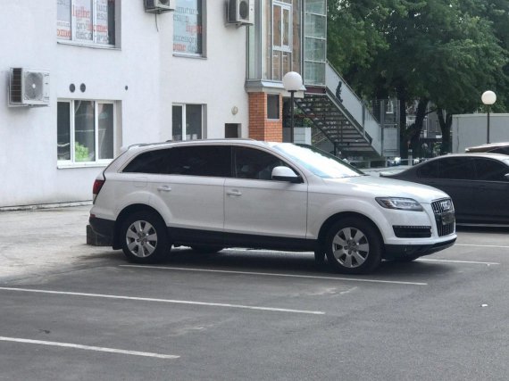 В Харькове на ул. Культуры неизвестный упал из окна на припаркованный во дворе дома автомобиль и погиб