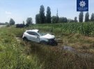В поселке Макаров Киевской области столкнулись Nissan Qashqai и грузовик. Последний  от удара перевернулся. Водитель внедорожника в больнице