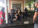 В Івано-Франківську чоловік серед вулиці побив знайому. Потерпілу забрали до лікарні, її кривдника - до поліції