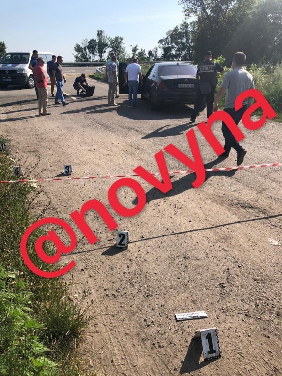 На трассе Киев-Харьков расстреляли Mercedes S class. Есть жертва