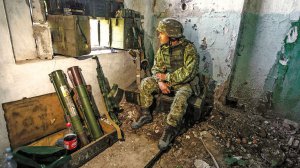 Боєць 93-ї окремої механізованої ­бригади ”Холодний Яр” ­чергує на ­позиції в ­Донець­кій ­області, 28 липня 2020 року