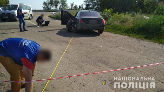 На трасі Київ-Харків розстріляли Mercedes S class. Є жертва