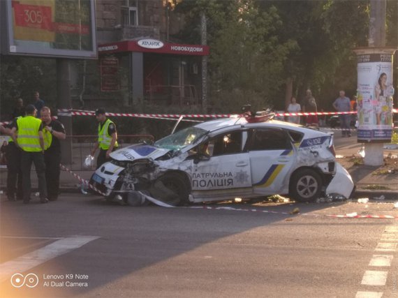 В Одессе полицейский Toyota Prius протаранил микроавтобус. Трое пострадавших