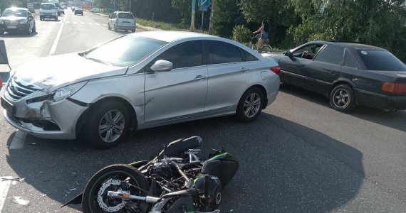 Водійка позашляховика збила мотоцикліста