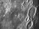 Вперше люди побачили так чітко поверхню Місяця на фото. Це було потрібно щоб оцінити місячну поверхню для посадки космічного корабля
